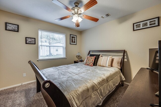 Building Photo - 211 Willow Creek Ct