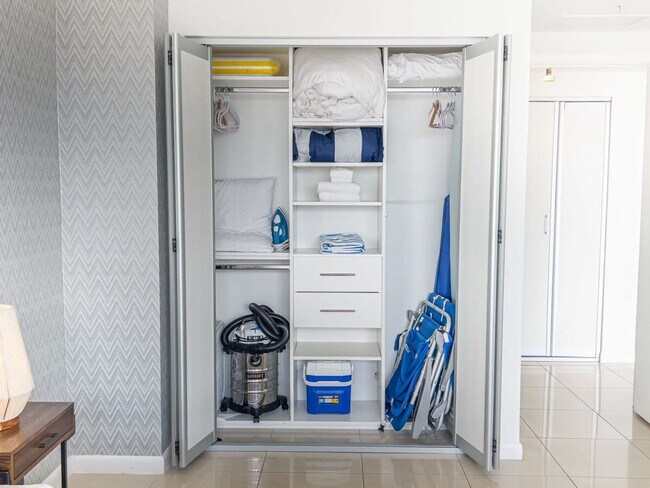 Building Photo - 3256 NE 1st Ave