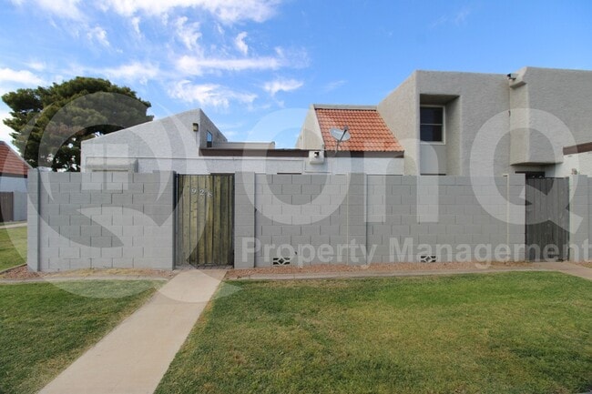 Building Photo - 928 E Diamond Dr