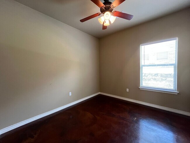 Building Photo - Single Family Home:  4 bedroom, 2 bath