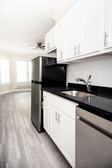 Building Photo - 646 W Roscoe St