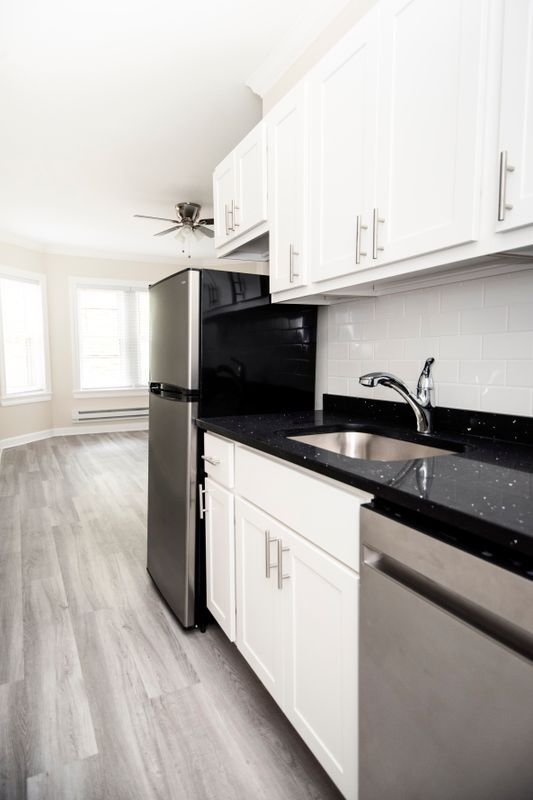 Building Photo - 646 W Roscoe St