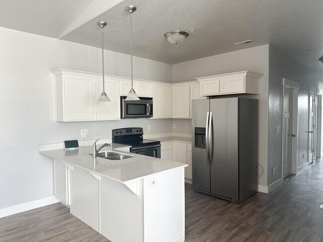 Building Photo - Newer Vineyard Condo for Rent! Next to Utah Valley University!!