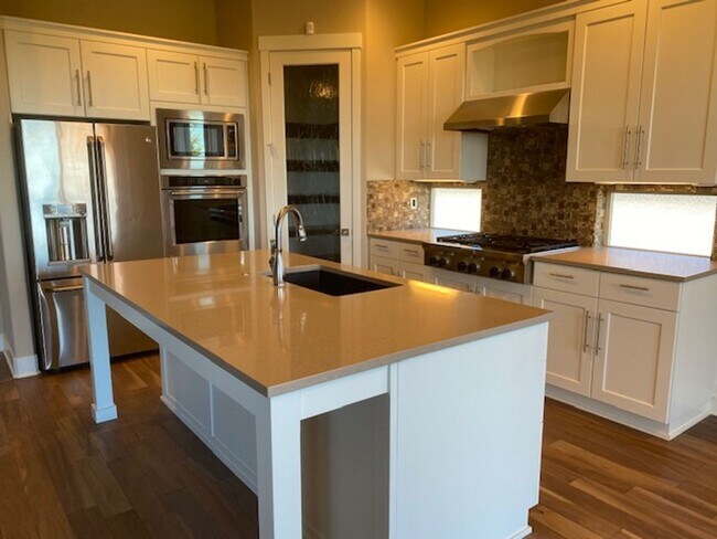Building Photo - Custom home looking over Rivers Edge golf course