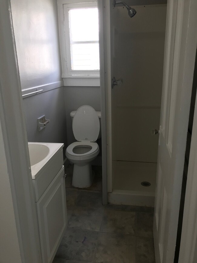 Building Photo - Cozy 1BD/1BA Steps to the St. Charles Stre...