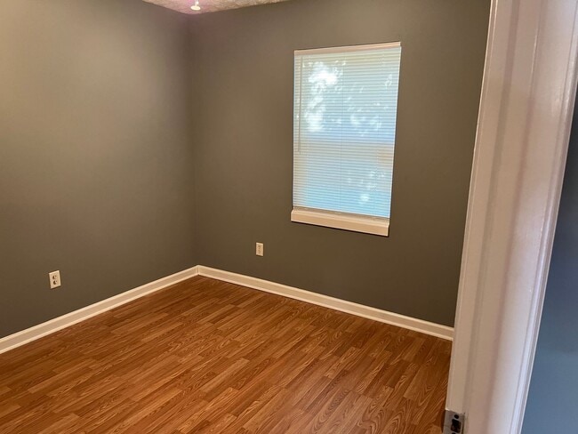 Building Photo - CLOSE TO UNIVERSITY