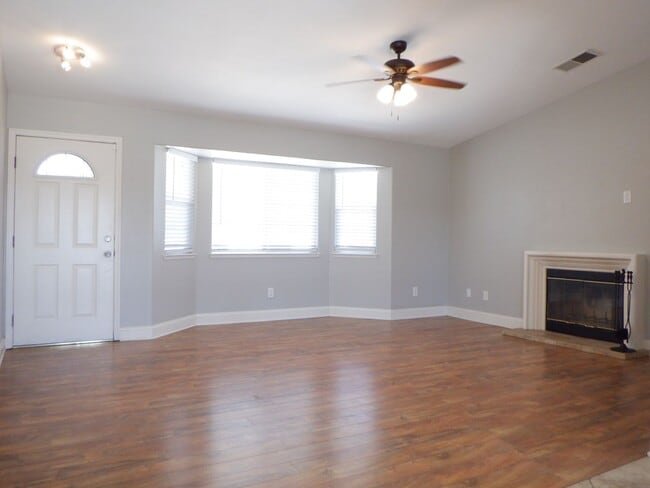 Building Photo - Cul De Sac Cutie in the City