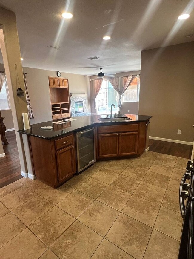 Building Photo - Spacious 4 Bed, 3 Bath Home in Madera – Pe...