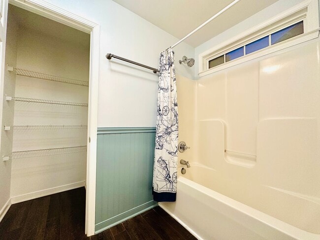 Building Photo - Spacious 3BD/2BA Home in Oak Park | Screened Porch | Large Backyard | 2-Car Garage