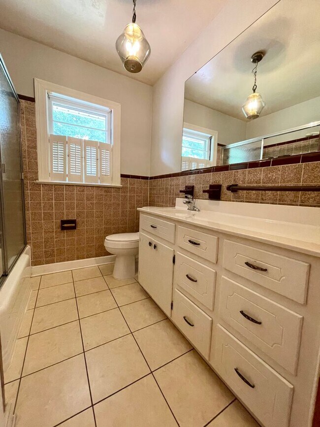 Building Photo - Nice home near downtown Athens!