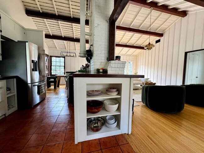 Building Photo - 2828 Laurel Canyon Pl