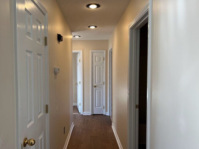 Building Photo - 3 bed 2 bath + 2 car garage- Jonesborough