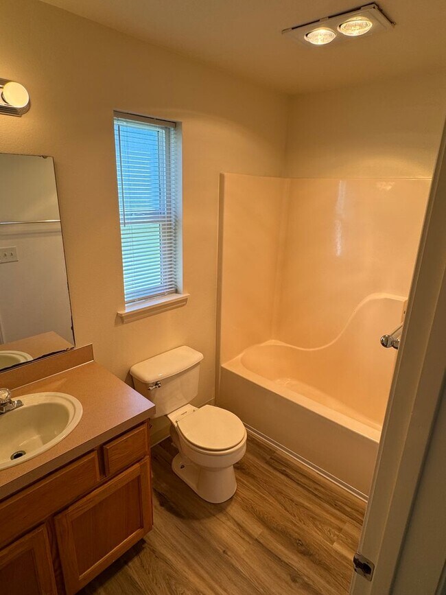 Building Photo - 2 Bedroom Tri-plex in River Rd Neighborhood