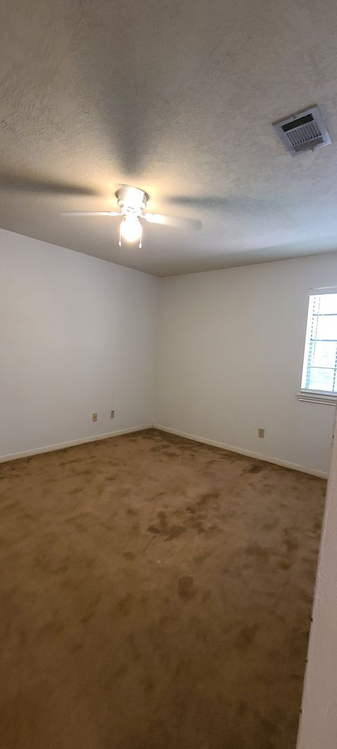 Building Photo - 2 Bedroom 1 Bath Available