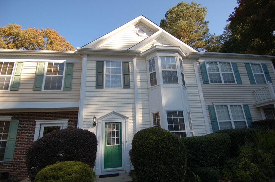 Primary Photo - 221 Orchard Park Dr