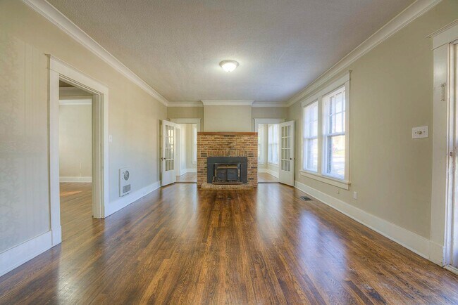 Building Photo - Gorgeous, renovated Midtown 3/1.