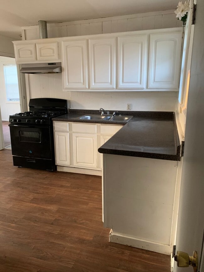 Building Photo - Two Bedroom Home for Rent!