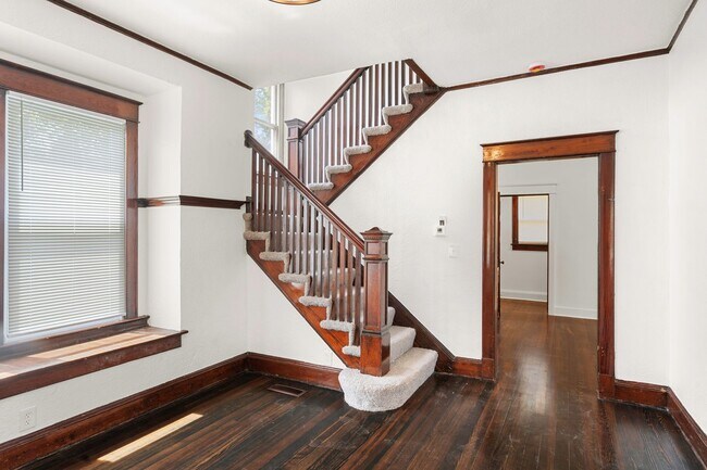 Building Photo - Charming 3-Bedroom Home with Spacious Layo...