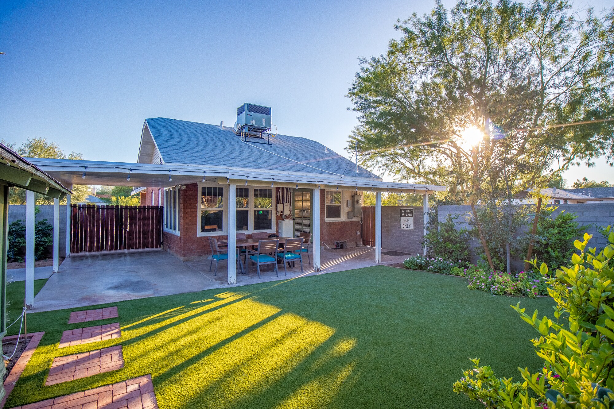 Building Photo - 1102 E Palm Lane