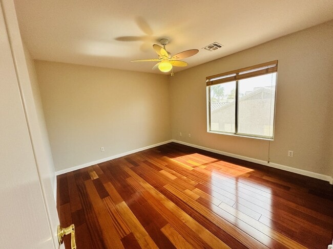 Building Photo - 672 W Raven Dr