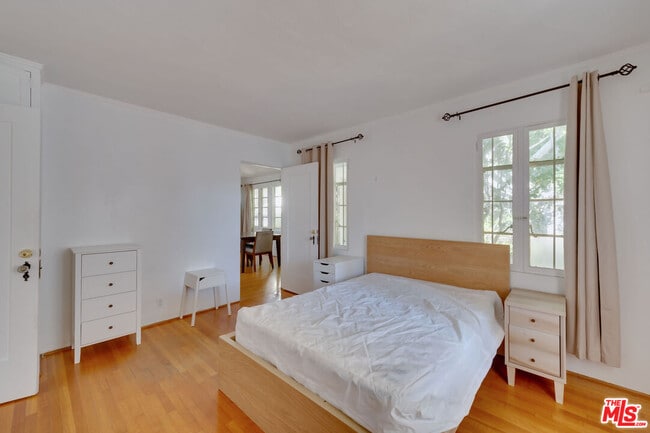 Building Photo - 10870 Wellworth Ave