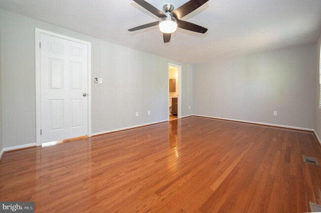 Building Photo - 5725 Walnut Wood Ln