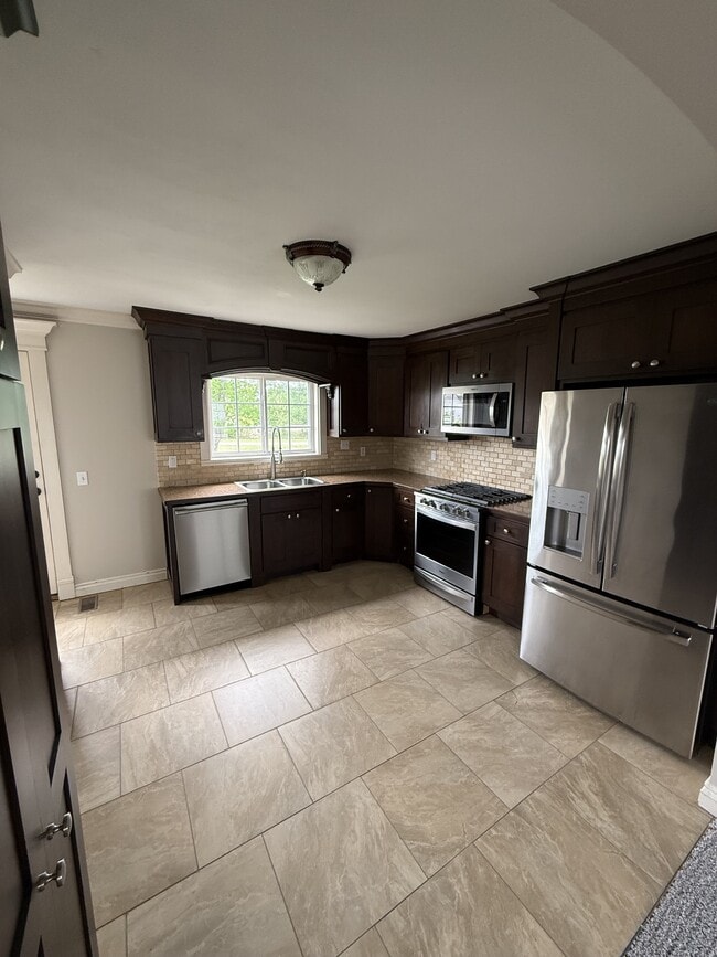 Building Photo - 306 W 2nd St N