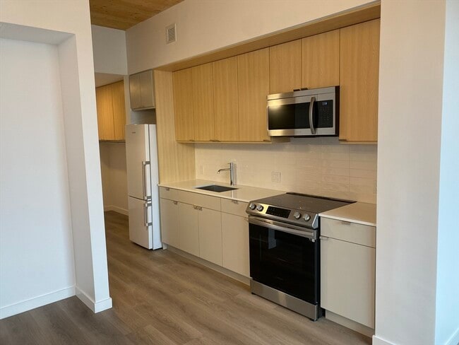 Building Photo - 154 Broadway