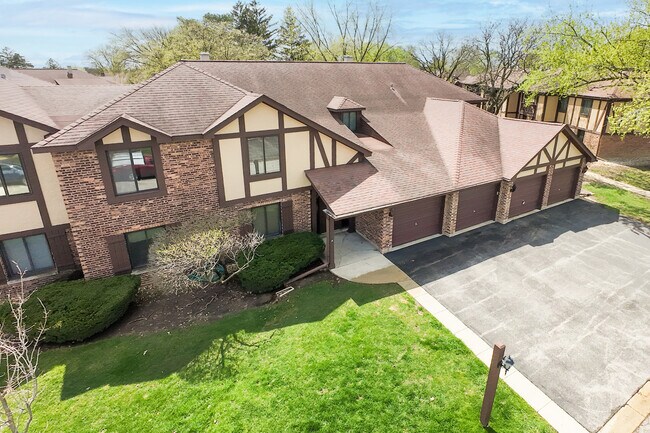 Building Photo - 1700 Lakecliffe Dr