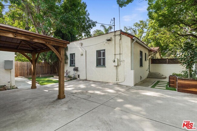 Building Photo - 2002 Kelton Ave