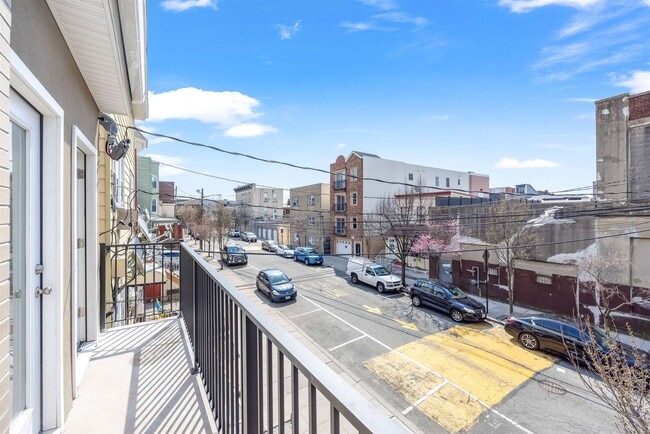 Building Photo - 411 11th St