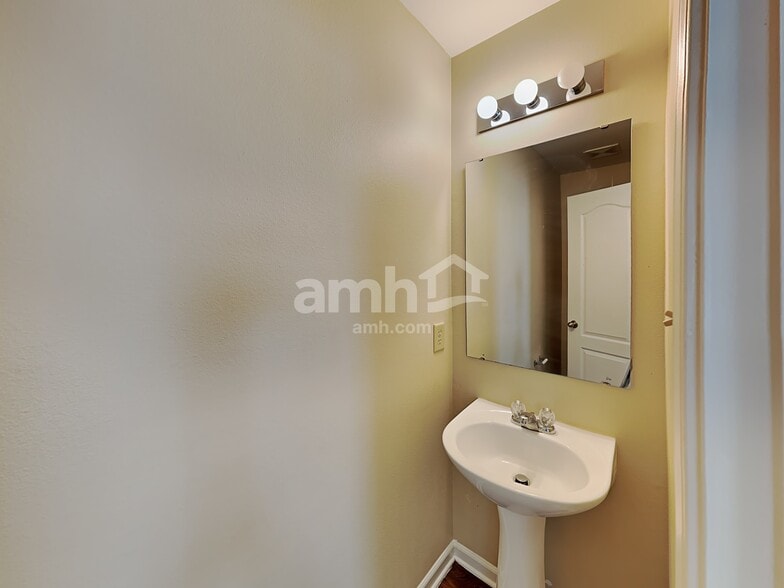 Building Photo - 911 Swearngan Ridge Ct