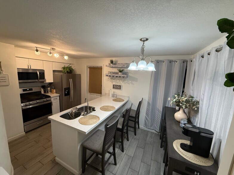 Kitchen - 214 N Horne