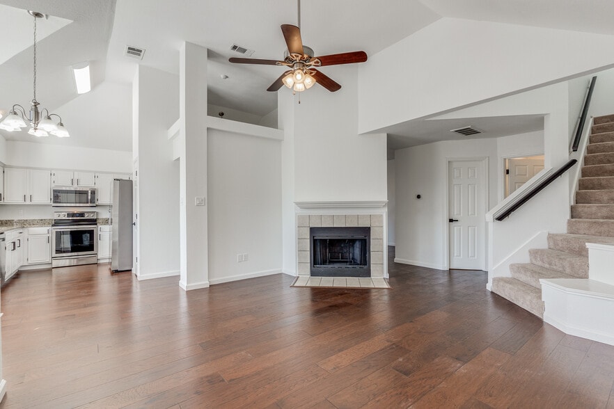 Building Photo - 6841 Bellehaven Dr
