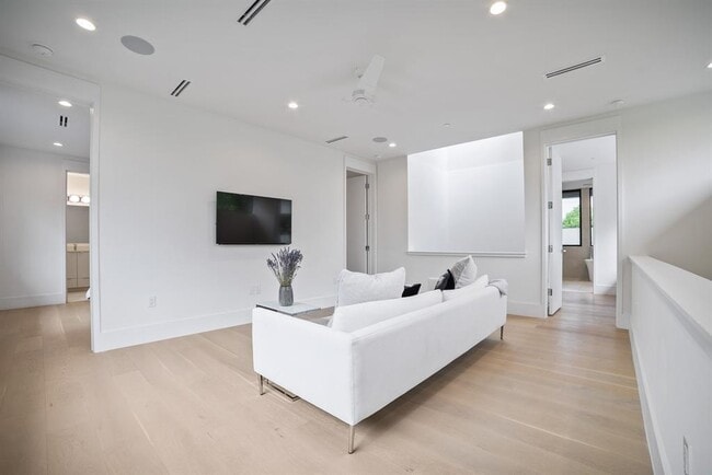 Building Photo - 2003 Melridge Pl