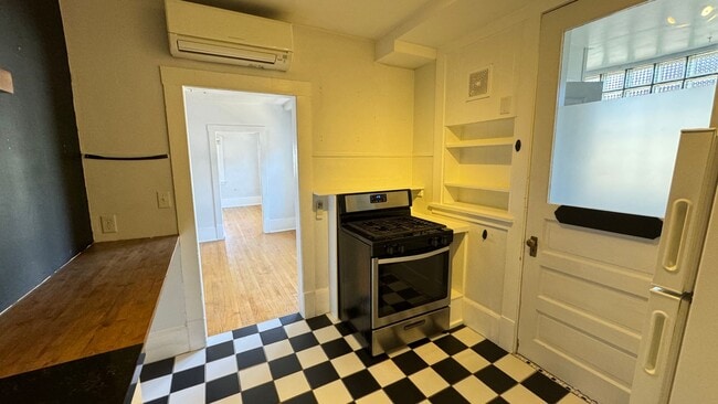 Building Photo - 1 Bedroom 1 bath Condo in Historic SLC building!