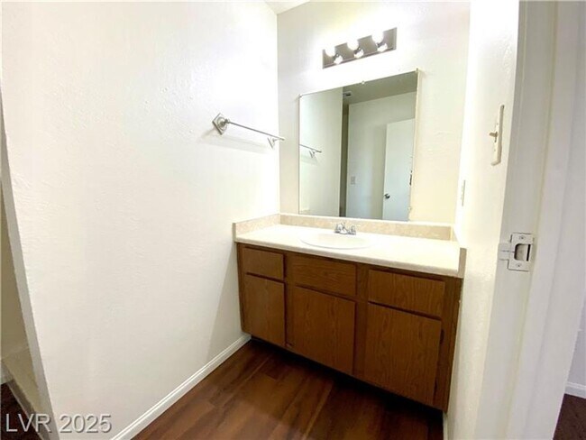 Building Photo - 2 Bed 2 Bth condo unit close to UNLV-***2 WEEKS FREE***