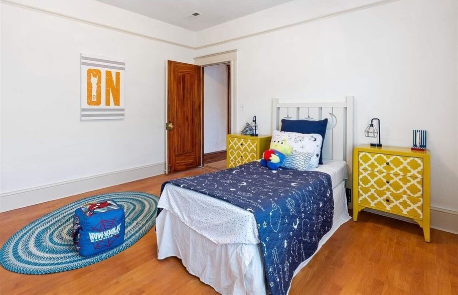 Building Photo - 4076 Santa Rita St