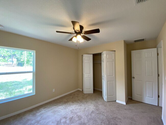 Building Photo - Desirable SE Ocala Neighborhood 3/2/1 **WON"T LAST**