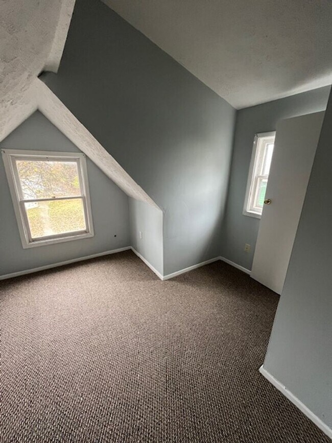 Building Photo - Cozy Multi-Level Living Close to Downtown