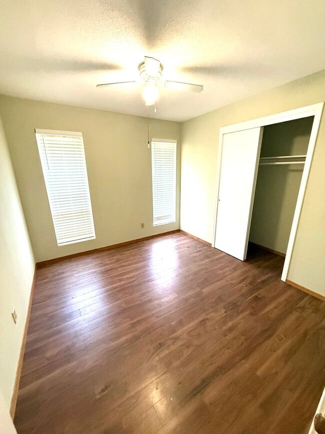 Building Photo - ** 3 bed 1.5 bath located in Southlawn ** Call 334-366-9198 to schedule a self showing