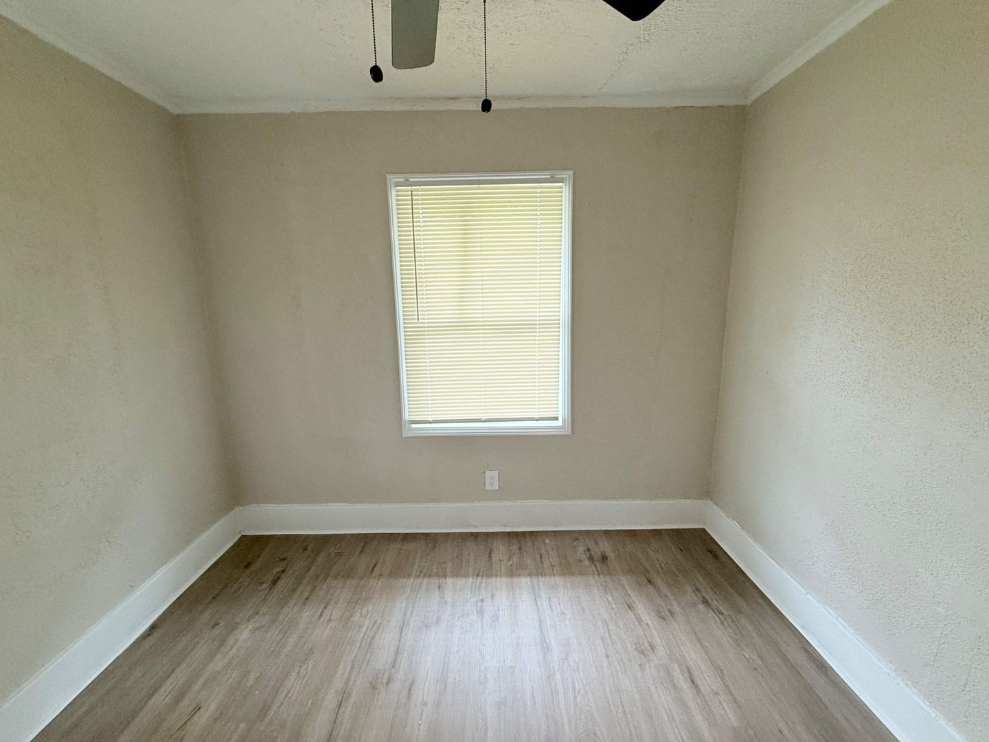 Building Photo - This beautifully updated 2-bedroom, 1-bath single-family home is ready for move-in!
