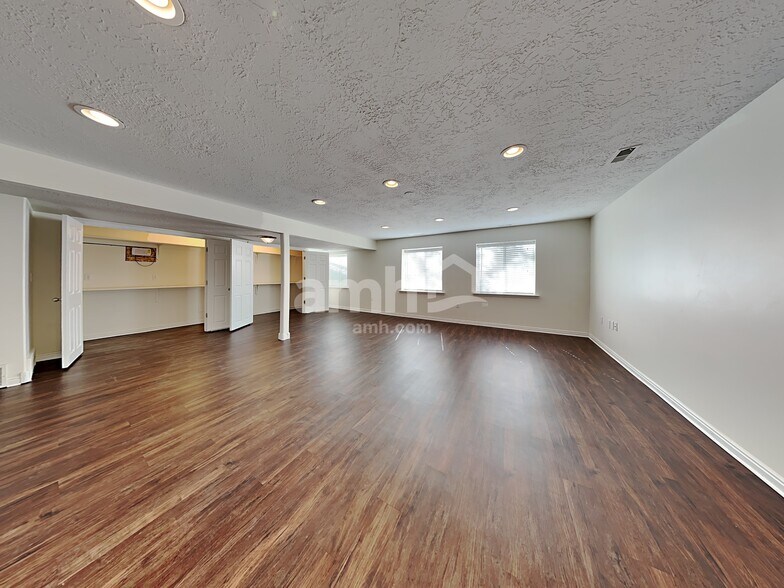 Building Photo - 1420 Pebblecreek Dr S