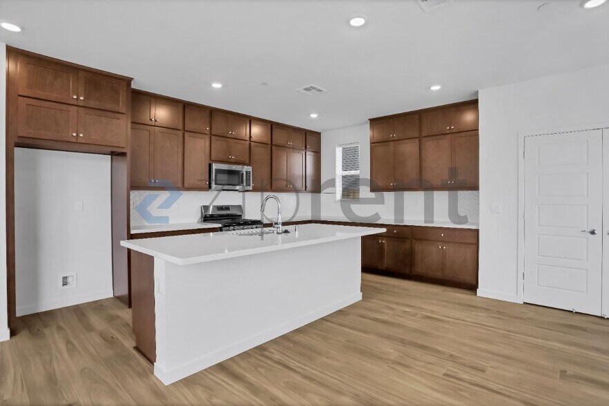 Building Photo - Unit