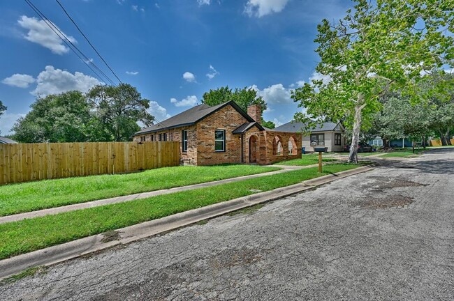 Building Photo - 314 S Tesch St