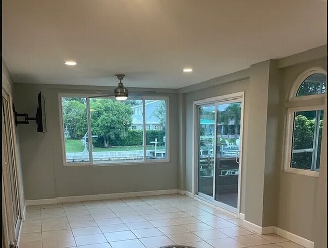 Building Photo - 8771 Bay Pointe Dr