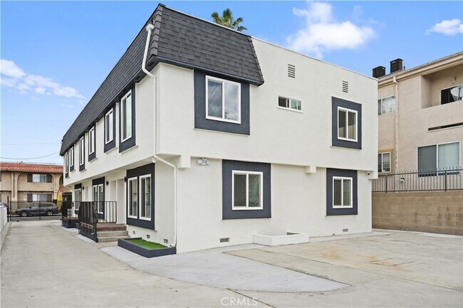 Building Photo - 7010 Lennox Ave