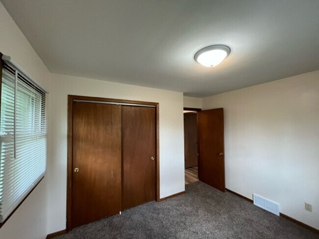 Building Photo - 425