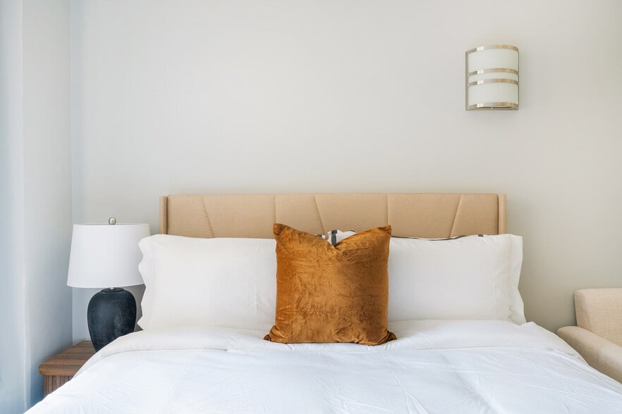 Building Photo - 240 W 73rd St