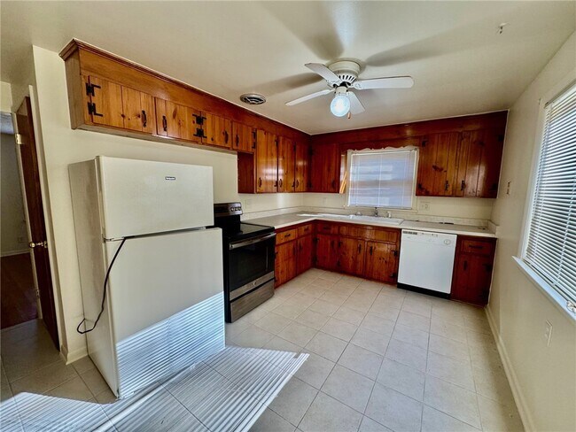 Building Photo - 16 Summit St